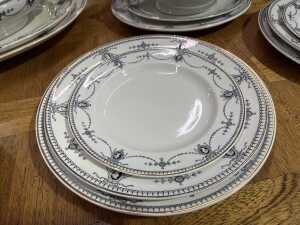 Royal Doulton 'Russell' dinner setting for eight - 3