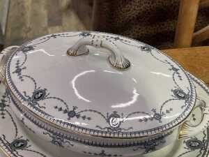 Royal Doulton 'Russell' dinner setting for eight - 4