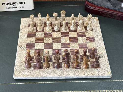 Marble and onyx carved chess set in velvet-covered box.