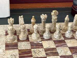 Marble and onyx carved chess set in velvet-covered box. - 2