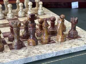 Marble and onyx carved chess set in velvet-covered box. - 3