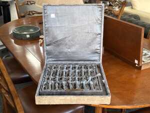 Marble and onyx carved chess set in velvet-covered box. - 5
