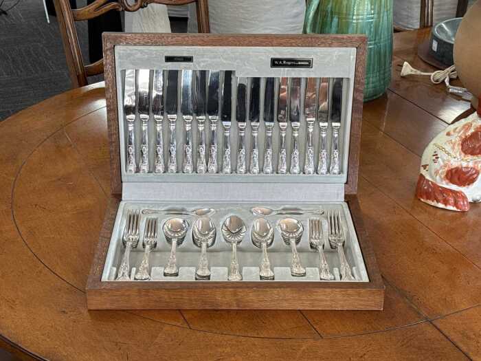 W.A. Rogers from Oneida 'Kings' silver-plated cutlery setting for eight
