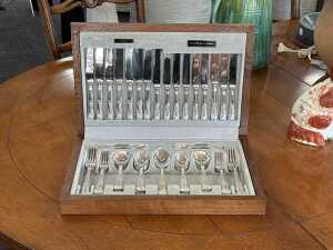 W.A. Rogers from Oneida 'Kings' silver-plated cutlery setting for eight