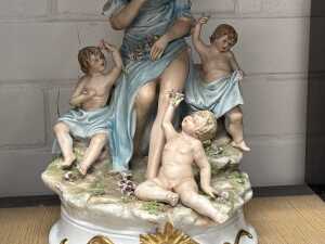 Capodimonte porcelain figural group of Venus and Cherubs - 3
