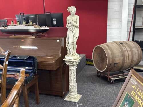 Plaster statue of the Venus de Milo with patching plinth