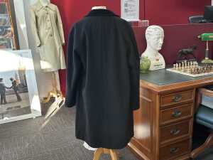 Designer-style black wool coat with velvet collar - 3