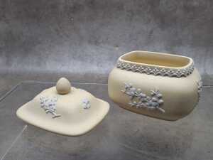 Four pieces of Jasperware - 5