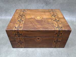 Antique box with fine marquetry inlay. - 2