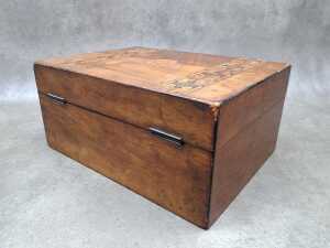 Antique box with fine marquetry inlay. - 3