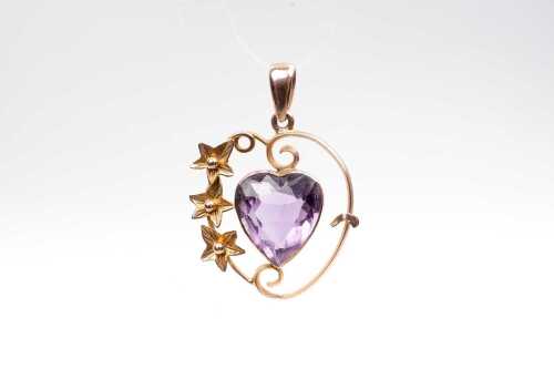 A vintage amethyst pendant in 9 carat yellow gold