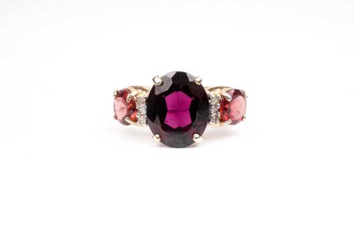 A garnet and diamond ring in 9 carat yellow gold