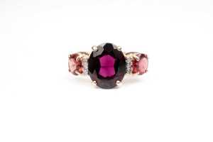 A garnet and diamond ring in 9 carat yellow gold