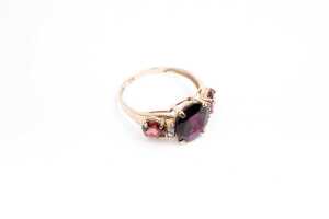 A garnet and diamond ring in 9 carat yellow gold - 2