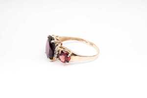 A garnet and diamond ring in 9 carat yellow gold - 3