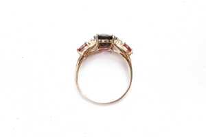 A garnet and diamond ring in 9 carat yellow gold - 4