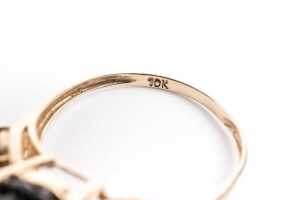 A garnet and diamond ring in 9 carat yellow gold - 5