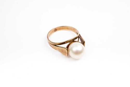 A vintage pearl ring in 8 carat yellow gold