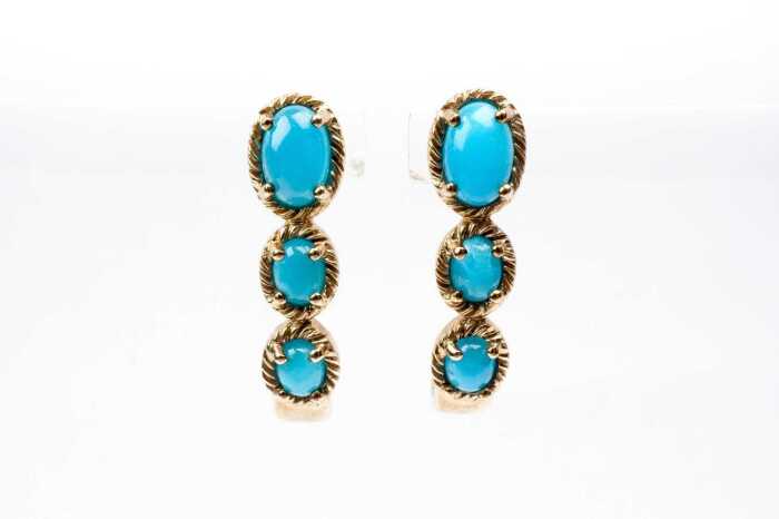 A pair of apatite earrings in 9 carat yellow gold