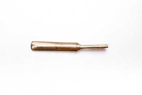 A cricket bat pendant in 9 carat yellow gold