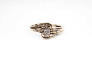 A diamond ring in 9 carat yellow gold - 2