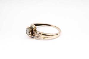 A diamond ring in 9 carat yellow gold - 3