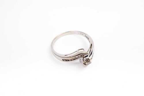 A diamond ring in 9 carat white gold