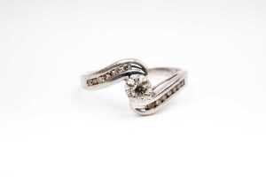 A diamond ring in 9 carat white gold - 2