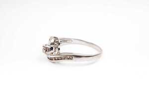 A diamond ring in 9 carat white gold - 3