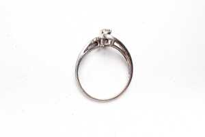 A diamond ring in 9 carat white gold - 4