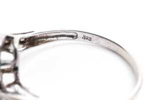 A diamond ring in 9 carat white gold - 5