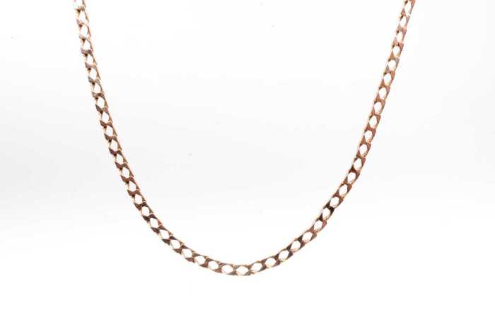 A curb link chain in 9 carat yellow gold