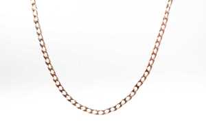 A curb link chain in 9 carat yellow gold