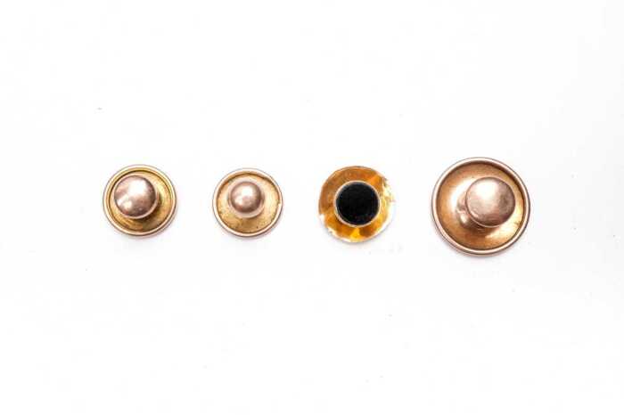 Four button cuffs in 15 and 9 carat gold
