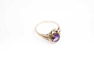 An amethyst and diamond ring in 9 carat yellow gold