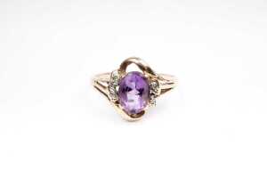 An amethyst and diamond ring in 9 carat yellow gold - 2