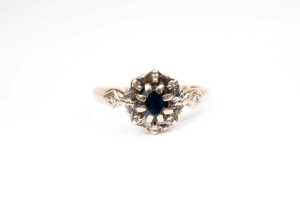 A sapphire and diamond ring in 9 carat yellow gold - 2