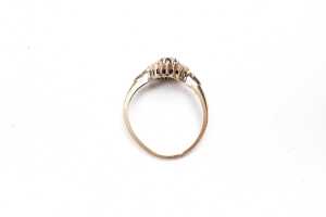 A sapphire and diamond ring in 9 carat yellow gold - 4