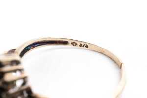 A sapphire and diamond ring in 9 carat yellow gold - 5