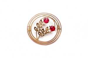 An antique garnet and seed pearl brooch in 9 carat yellow gold