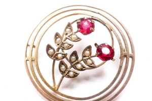 An antique garnet and seed pearl brooch in 9 carat yellow gold - 2