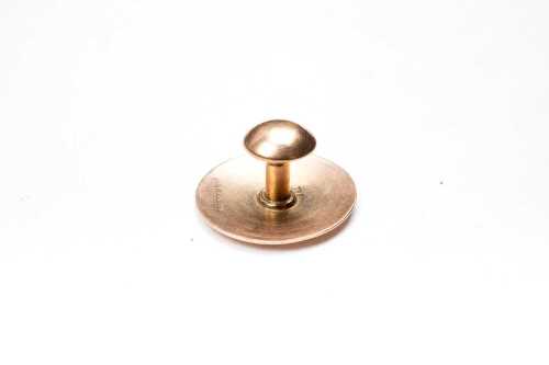 A vintage button cuff in 9 carat yellow gold