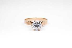 A cubic zirconia solitaire ring in 9 carat yellow gold - 2