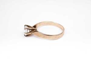 A cubic zirconia solitaire ring in 9 carat yellow gold - 3