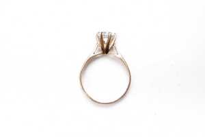A cubic zirconia solitaire ring in 9 carat yellow gold - 4