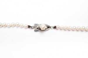 A strand of graduated pearls to a silver clasp - 4