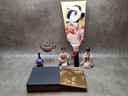 Assorted Oriental decorative items