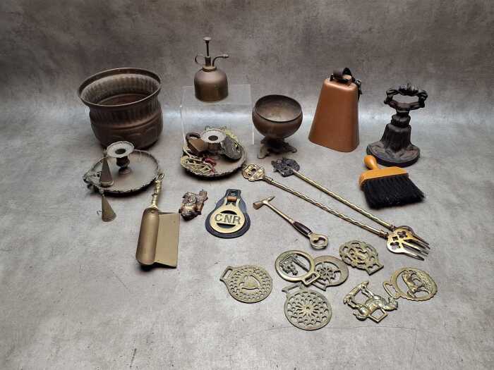 Brass and metalware items