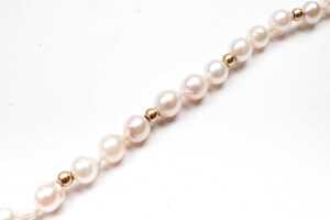 A semi baroque pearl necklace to a 14 carat yellow gold clasp - 2