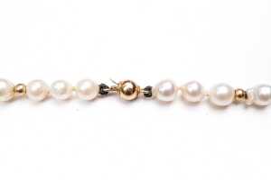A semi baroque pearl necklace to a 14 carat yellow gold clasp - 3